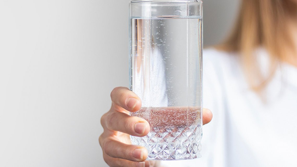 bere tanta acqua fa bene ai capelli