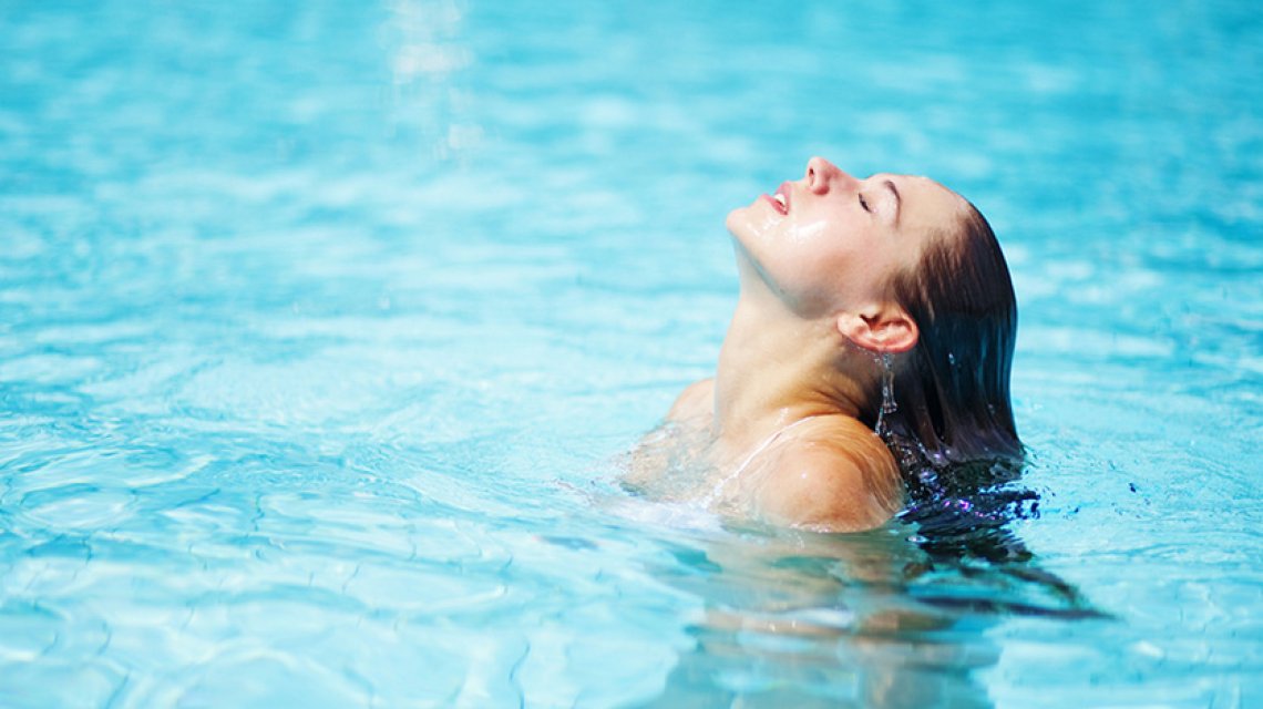 Rinvigorire capelli dopo il bagno in piscina